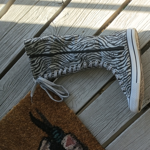 Coms - Picture 2 of 14